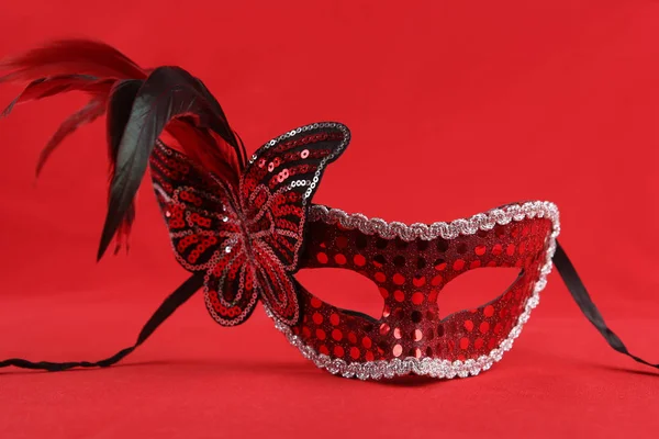 Карнавальная маска с бабочкой и перьями . — стоковое фото