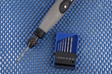 Matkaplar ayarlanmış küçük matkap. 