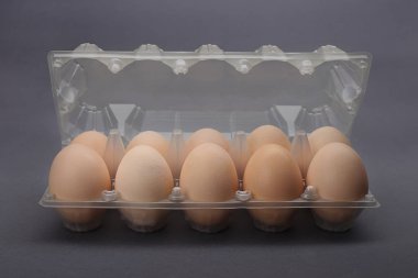 Plastik pakette yumurtalar. 