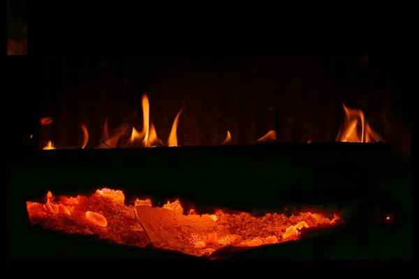 Огонь и пепел изолированы на черном фоне . — стоковое фото