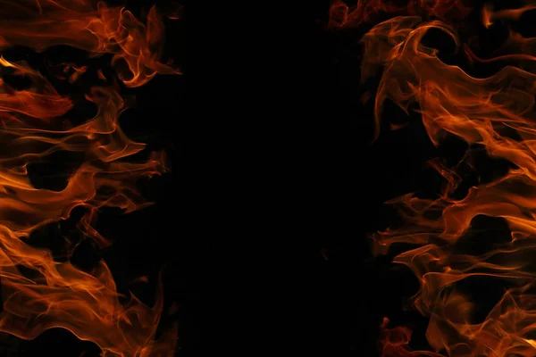 Пожары с обеих сторон черного фона . — стоковое фото