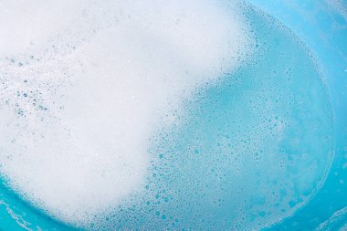 Su yüzeyinde köpük.