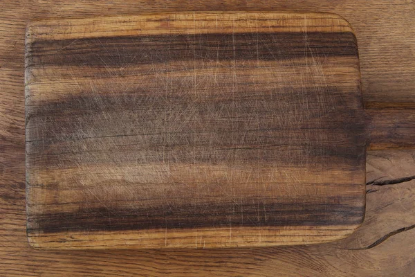 Tabla de cortar sobre mesa de madera . — Foto de Stock
