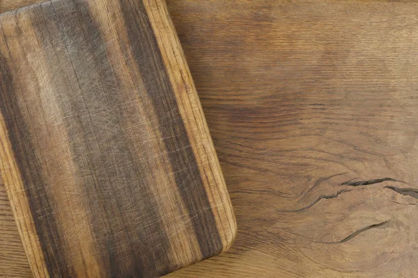 Доска на деревянном столе . — стоковое фото