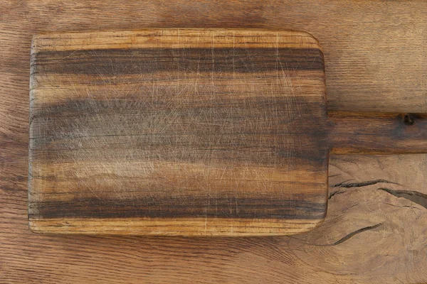 Доска на деревянном столе . — стоковое фото