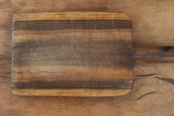 Tabla de cortar sobre mesa de madera . — Foto de Stock