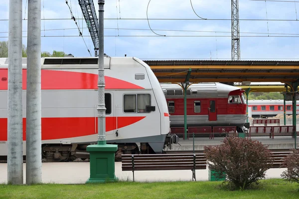 Treni alla stazione ferroviaria. — Foto Stock