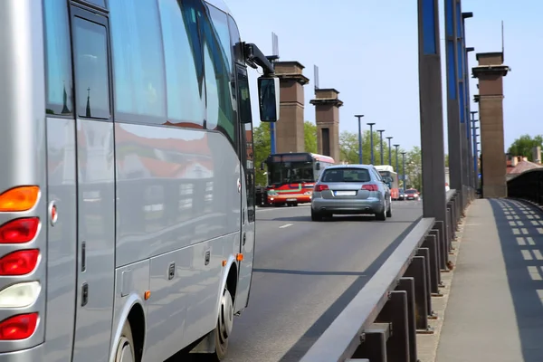 Carros da cidade na ponte . — Fotografia de Stock