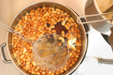 Tatlı mini donuts yağda kızartma.