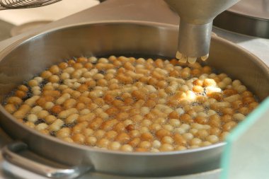 Tatlı mini donuts Lokmalar makinada kızartma. 