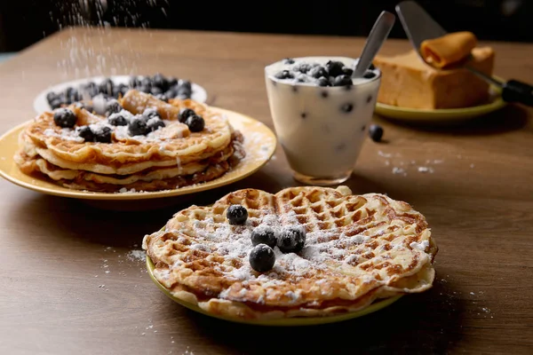 Heart shaped pancakes with brown caramel cheese, icing sugar and blackberries. — Stock Photo, Image