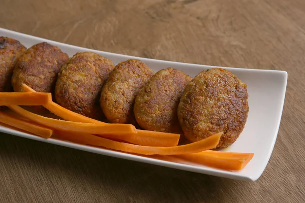 Vis schnitzels met wortelen. — Stockfoto