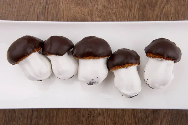Soubory cookie houby prosklené v bílé a hnědé čokolády. — Stock fotografie