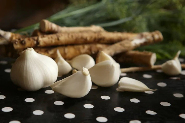 Ingredienti per marinata: aglio, rafano, aneto . — Foto Stock