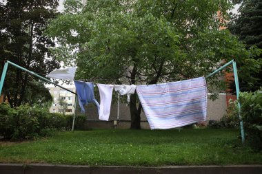 Temiz çamaşır clothesline üzerinde asılı avluda asılı.
