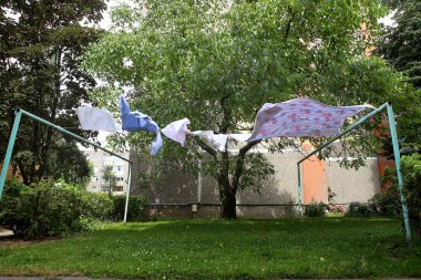 Temiz çamaşır avluda asılı ve esintiyle hareketli clothesline üzerinde asılı. 