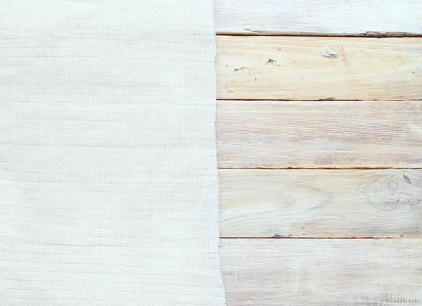 Білий картатий матеріал і гранжевий фон текстури дерев'яної дошки . — стокове фото