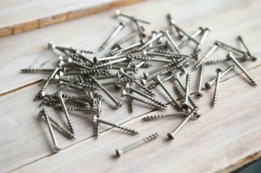 Ahşap plakalar üzerinde ağaç vidaları.