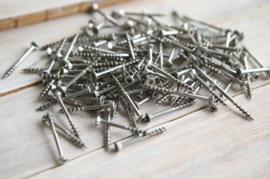 Ahşap plakalar üzerinde ağaç vidaları.