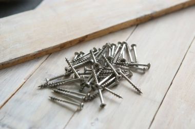 Ahşap plakalar üzerinde ağaç vidaları.