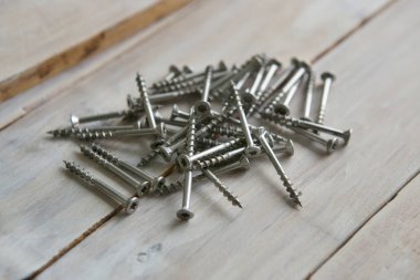 Ahşap plakalar üzerinde ağaç vidaları.