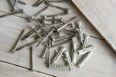 Ağaç vidaları ve ahşap plakalar üzerinde plastik çapa. 