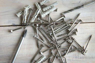 Ağaç vidaları ve ahşap plakalar üzerinde plastik çapa. 