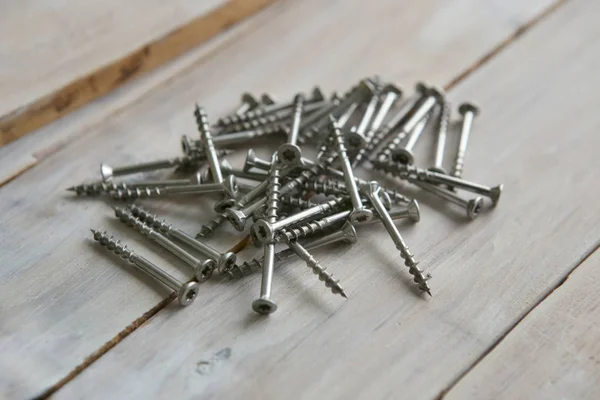 Tornillos de madera sobre tablones de madera . —  Fotos de Stock