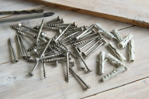 木製ネジと木の板でプラスチック アンカー. — ストック写真