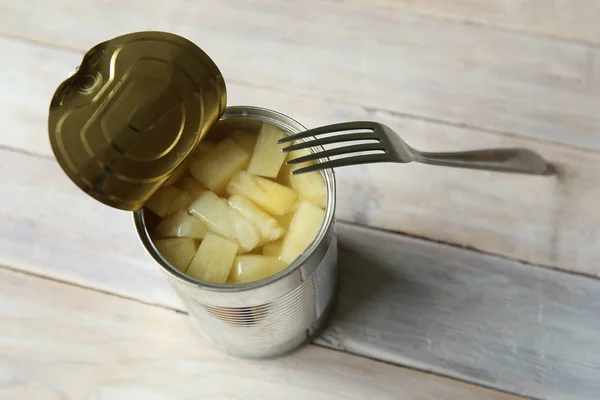 Lata abierta de pedazos de piña enlatados . — Foto de Stock