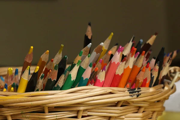 Pilha de lápis coloridos na cesta . — Fotografia de Stock