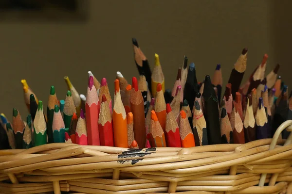 Montón de lápices de colores en la cesta . —  Fotos de Stock