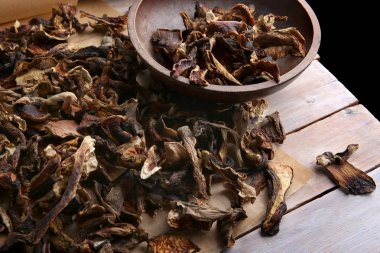 Kurutulmuş ve dilimlenmiş yenilebilir mantar. 