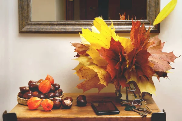 Herbstliche Pflanzendekoration im Innenraum. — Stockfoto