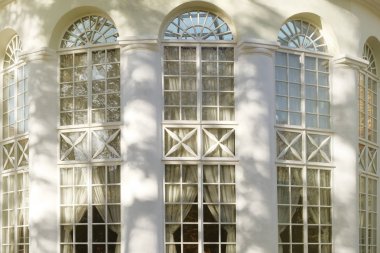 Rönesans tarzı kemerli pencere. 