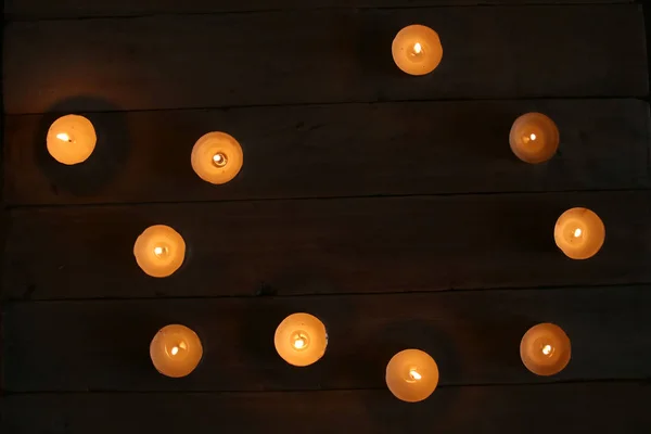 Горящие свечи в темноте. — стоковое фото