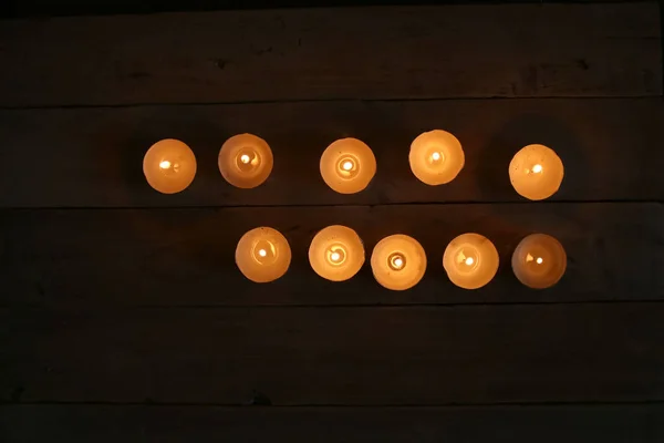Brandende kaarsen in de duisternis. — Stockfoto