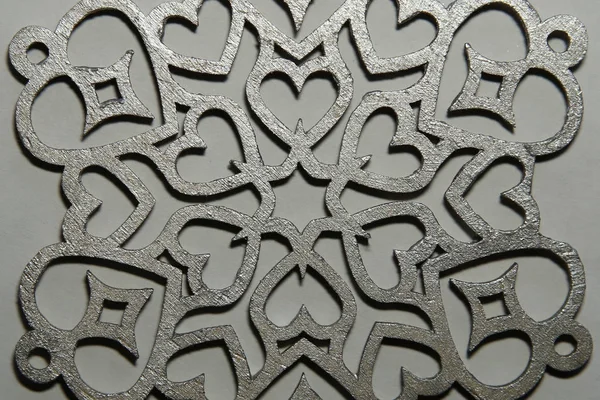 Bliska ornament snowflake srebrne na srebrnym tle. — Zdjęcie stockowe