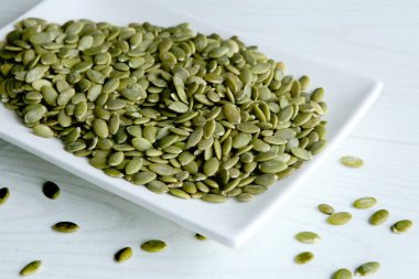 Çiğ kabak çekirdeği. Yeşil unshelled kabak çekirdeği plaka.