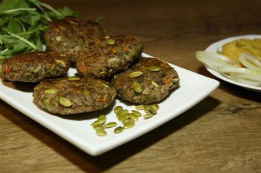 Buğday ve kabak tohumu Burger plaka. Yapılan buğday, kabak çekirdeği, havuç, maydanoz hardal soslu vegan pirzola.
