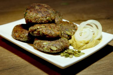 Buğday ve kabak tohumu Burger plaka. Yapılan buğday, kabak çekirdeği, havuç, maydanoz hardal soslu vegan pirzola.