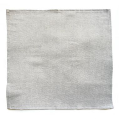 Beyaz arka plan üzerinde izole gri peçete. Keten doku masa örtüsü, üstten görünüm.