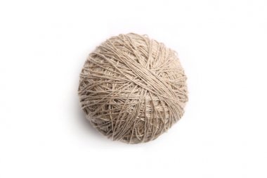Beyaz arka plan üzerinde izole keten iplik top. Top gri doğal keten dize Üstten Görünüm.