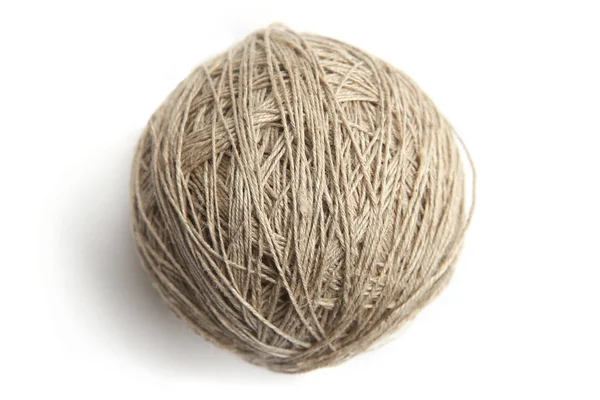 麻糸ボールは 白い背景で隔離 灰色の天然麻紐上面のボール — ストック写真
