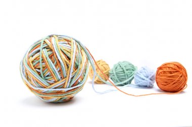 Renkli büyük iplik topu dört renk iplik. Pamuk iplik topları beyaz arka plan üzerinde izole. Farklı renk (turuncu, sarı, yeşil, mavi) iş parçacığı karışımı.