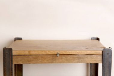 Ahşap masa üstü tasarımınız için boş yer ile. Duvarın önünde el yapımı ahşap masa.