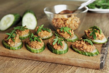 Ham ayçiçeği tohumu ve güneşte kurutulmuş domates pesto ya da dip salatalık üzerinde. Sebze ile ev yapımı vegan snack.