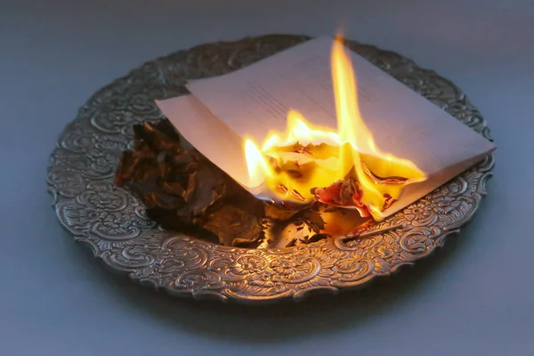 Vintage tabak içinde yanan belge. Yangında yanan metin ile kağıt levha.