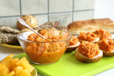 Parlak gri kesme tahtası üzerinde kabak dip sandviçle. Ev yapımı bitkisel (kabak, biber) sos.