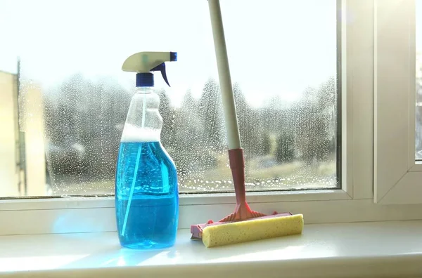 Glasrakel Und Flasche Fensterputzer Fenster Mit Einem Rakel Reinigen — Stockfoto